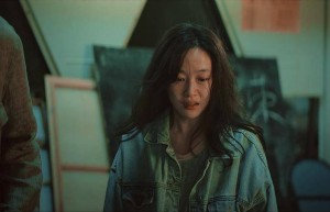 刘美含主演电影《逆行人生》正在热映 首挑母亲角色反差感十足